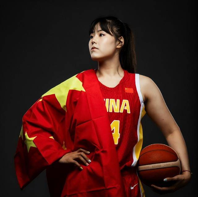 李月汝回应恋情：暂时没有若结婚会公布曾与赵义明5年姐弟恋